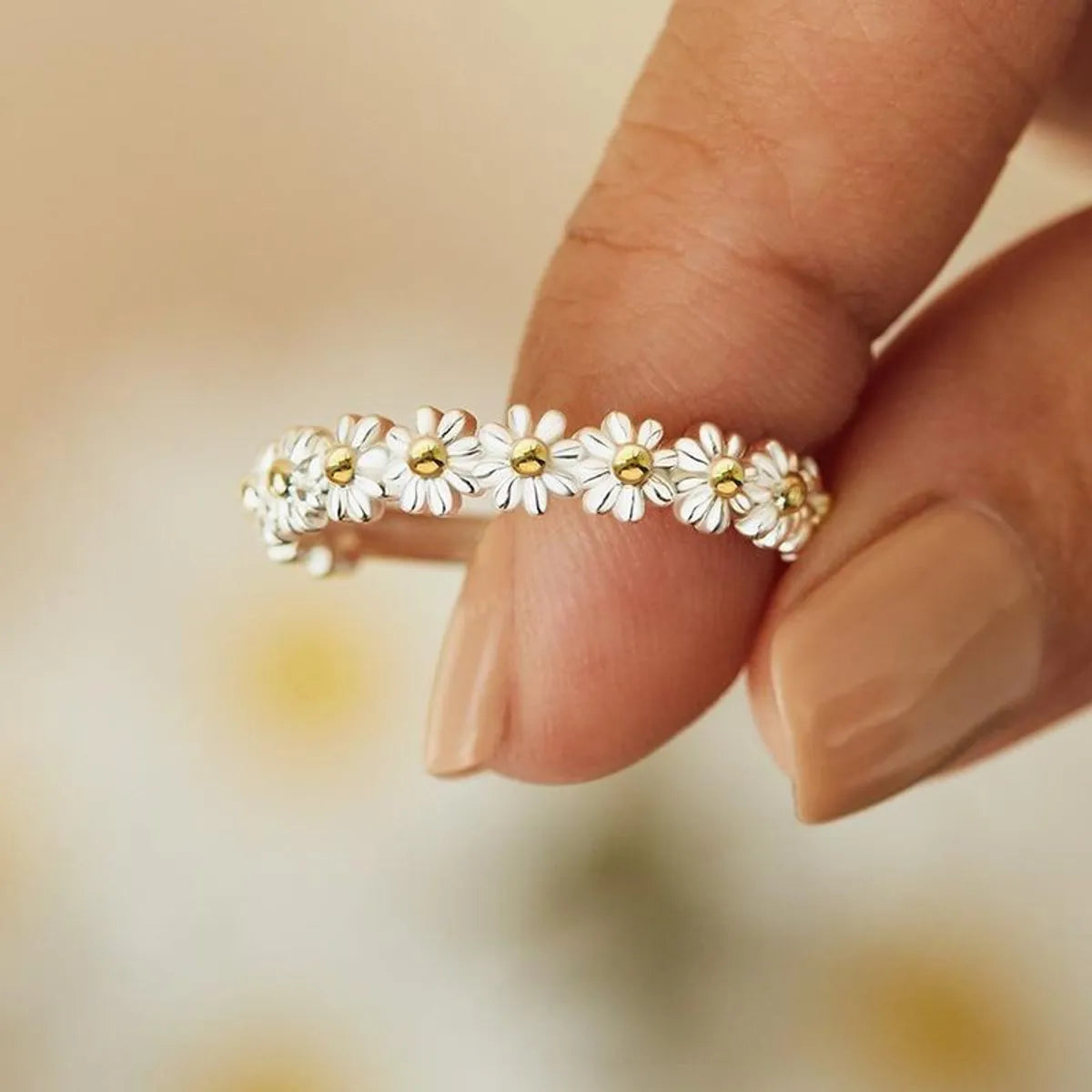 Women’s solid gold rings-Korean Style Jewelry Sweet Daisy Flower Two-color Copper Ring Wholesale